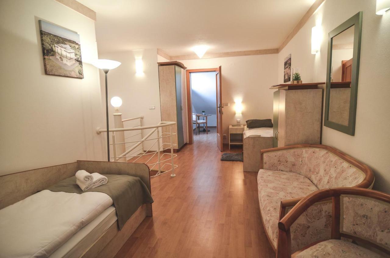 Penzion Pod Radnici Hustopeče Exterior foto
